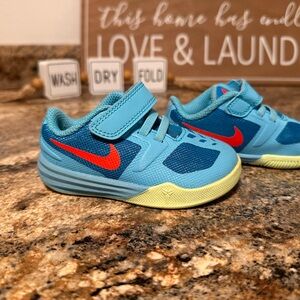 Nike tennis shoes girls size 5